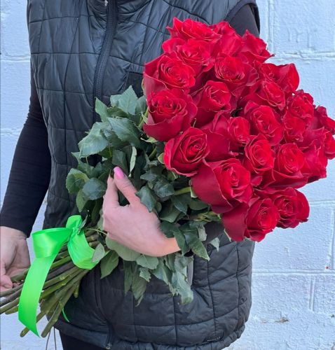 "Севилья"- букет из красных роз с доставкой по городу по Зуевке